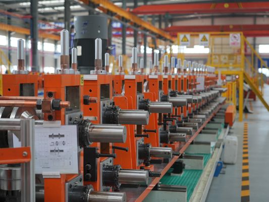 comprar Máquina automática de moldagem de rolos de chapas de aço com empilhador online manufacture