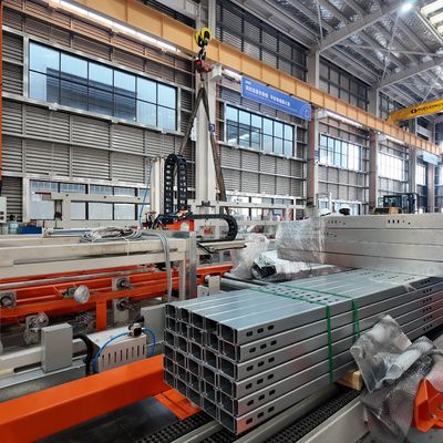 Máquina formadora de rolos para suportes com superfície HMI